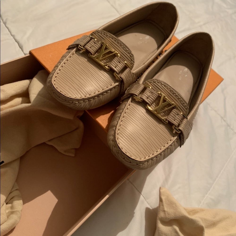 LIKE NEW Louis Vuitton used 1 time .